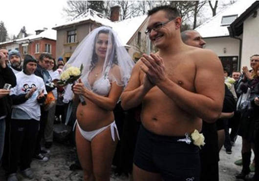 在河裡穿著比基尼舉行結婚典禮！！