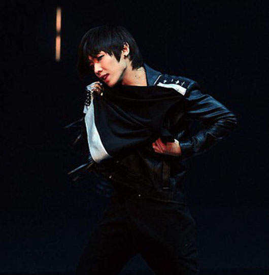 MBLAQ《李準》 熱烈演出  摔下台 MBLAQ《李準》 熱烈演出  摔下台