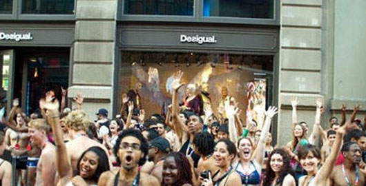 西班牙促銷：只穿內衣到店送新衣~