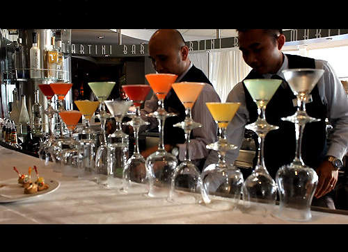 好神奇!一次倒完12杯調酒的神技!! 好神奇!一次倒完12杯調酒的神技!!