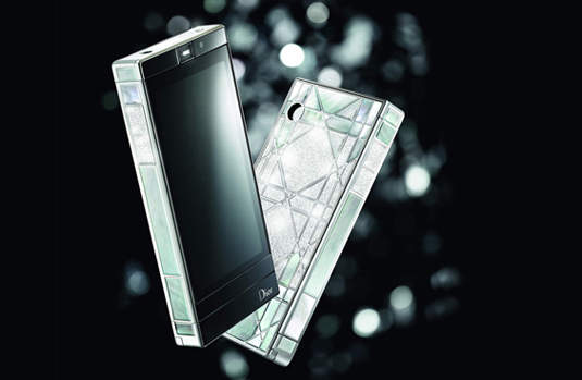 Dior 迪奧推出閃亮亮鑽石手機《 Reverie 》 Dior 迪奧推出閃亮亮鑽石手機《 Reverie 》