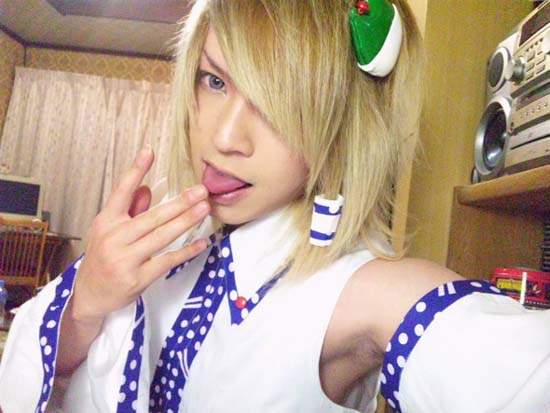 會變裝的型男竟然是......エロ漫畫家?! 會變裝的型男竟然是......エロ漫畫家?!