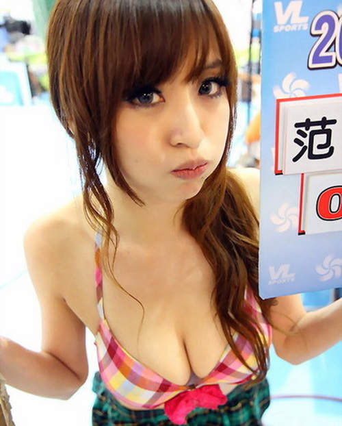 職撞舉牌女郎 Lucy 就算穿羽絨衣~我們還是會支持妳 職撞舉牌女郎 Lucy 就算穿羽絨衣~我們還是會支持妳