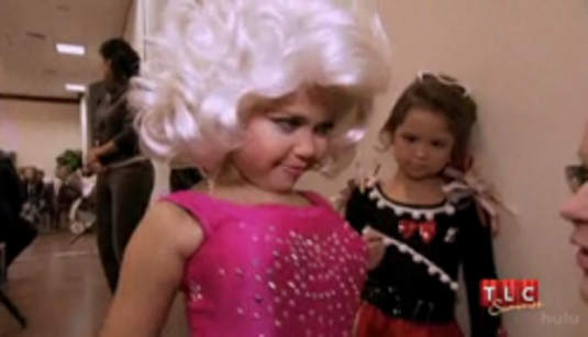 《僑奶假屁妹》我驚訝不是因為妳僑奶跟裝假屁,而是妳只有 4 歲! 《僑奶假屁妹》我驚訝不是因為妳僑奶跟裝假屁,而是妳只有 4 歲!