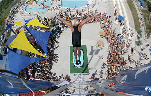 11公尺高 30公分深 特技跳水打破金氏紀錄 11公尺高 30公分深 特技跳水打破金氏紀錄