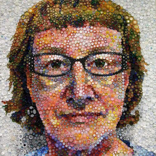 《瓶蓋藝術》上千個瓶蓋排列出的巨幅人像畫  《瓶蓋藝術》上千個瓶蓋排列出的巨幅人像畫