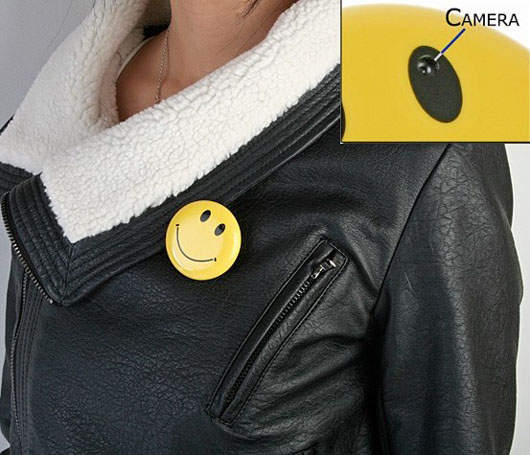 可愛且輕巧的《笑臉胸章相機》