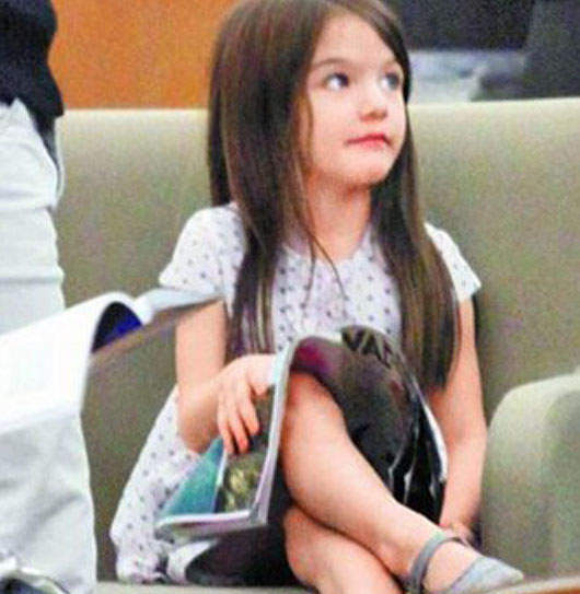 《舒莉 Suri Cruise》像小大人 從四歲就愛看時尚雜誌!! 《舒莉 Suri Cruise》像小大人 從四歲就愛看時尚雜誌!!