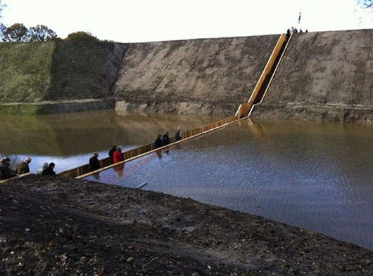 現代摩西分紅海?《水中橋》讓人輕鬆通過護城河~ 現代摩西分紅海?《水中橋》讓人輕鬆通過護城河~