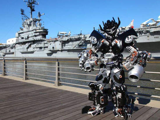 變形金剛出現在紐約街頭！欸～大小有點不一樣