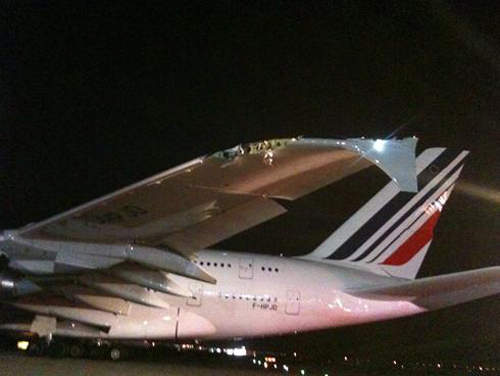 搞什麼飛機~空中巴士機場擦撞小飛機 搞什麼飛機~空中巴士機場擦撞小飛機