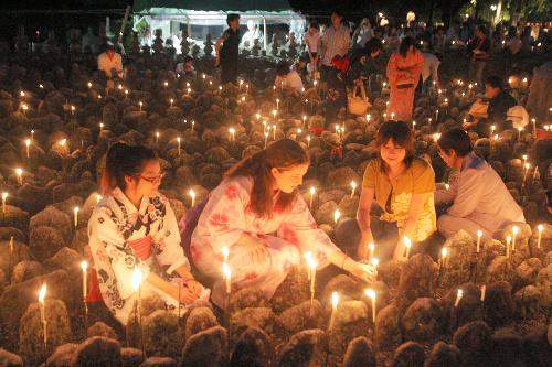 點燃數千座無主墓 《千燈供養》悼念震災死者 點燃數千座無主墓 《千燈供養》悼念震災死者