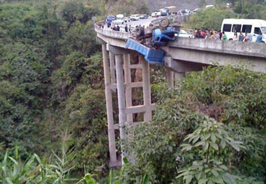 超扯車禍現場:卡車被懸在61米高空上~ 超扯車禍現場:卡車被懸在61米高空上~