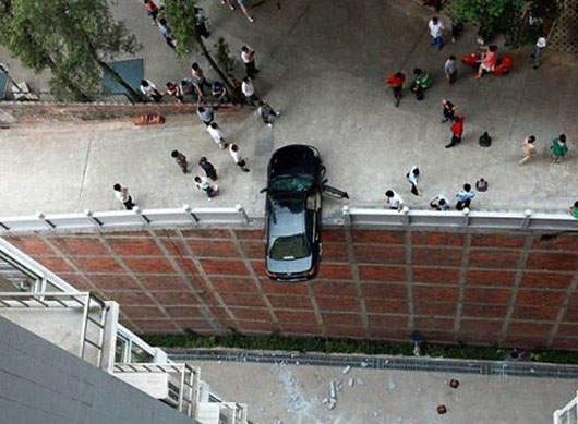 在車上的甜蜜行為 ♥♥ 差點讓人沒命了...