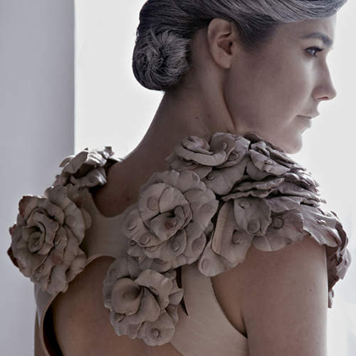 你看得出這牛皮哪裡不一樣？3000個《牛乳頭》作成的禮服