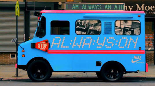 Nike 限定的移動冰淇淋車車開駛囉~叭~叭 Nike 限定的移動冰淇淋車車開駛囉~叭~叭