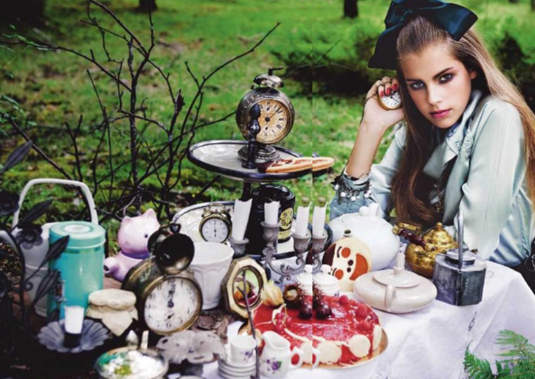 真人時尚版的愛麗絲夢遊仙境！(Alice In Wonderland！)