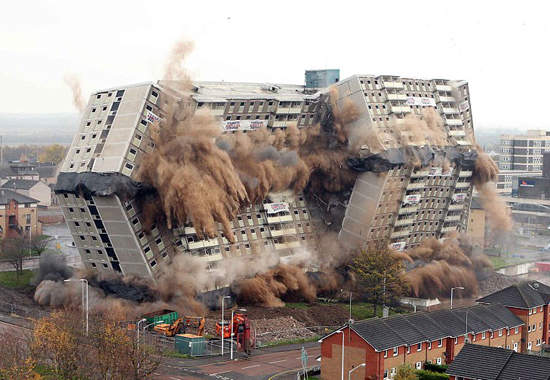 大樓爆破直擊!看起來就像一塊蛋糕... 大樓爆破直擊!看起來就像一塊蛋糕...