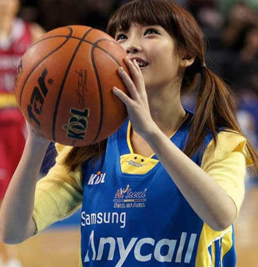 可愛甜美歌星IU 在籃球場開球!! 可愛甜美歌星IU 在籃球場開球!!