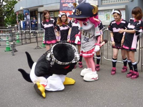 即使是吉祥物也難逃職場性騷擾的命運...（嘆）