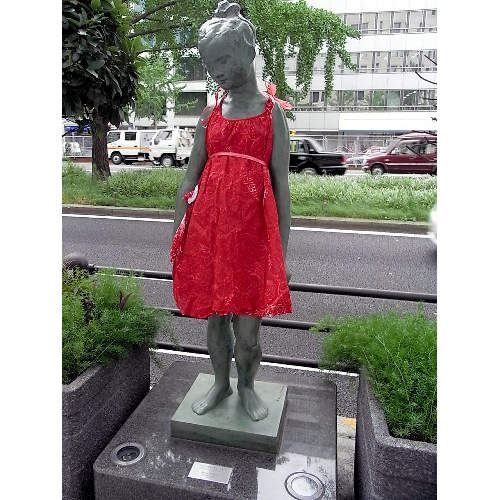 幫街頭雕像穿上衣服的到底是誰??? 幫街頭雕像穿上衣服的到底是誰???