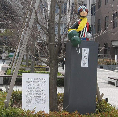 你看過校園裡的紀念銅像長這樣嗎！？