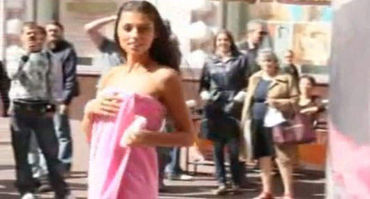 俄羅斯美女　在大街上全裸洗澡？！