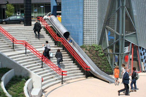 下樓梯也能做成遛滑梯  上班一大樂趣啊 下樓梯也能做成遛滑梯  上班一大樂趣啊