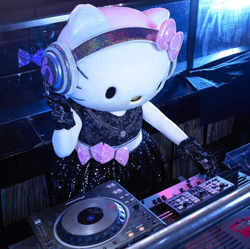 DJ KT in the house~♪ Hello Kitty轉行當DJ啦~♪♪♪ DJ KT in the house~♪ Hello Kitty轉行當DJ啦~♪♪♪