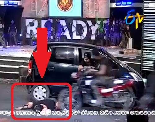 印度達人秀?猛男秀?吃玻璃被車輾樣樣來... 印度達人秀?猛男秀?吃玻璃被車輾樣樣來...