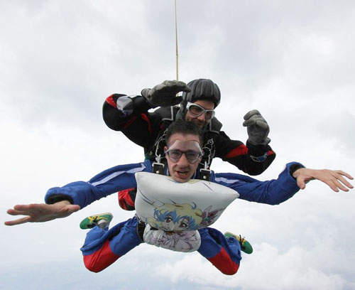 紳士的大冒險 帶著自己的抱枕老婆跳傘吧