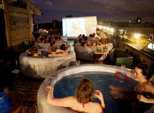 《熱澡盆電影院》泡熱水澡邊看電影(=ω=)