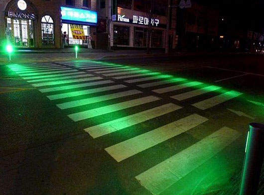 夜晚《雷射馬路》這樣真的會比較安全嗎? 夜晚《雷射馬路》這樣真的會比較安全嗎?