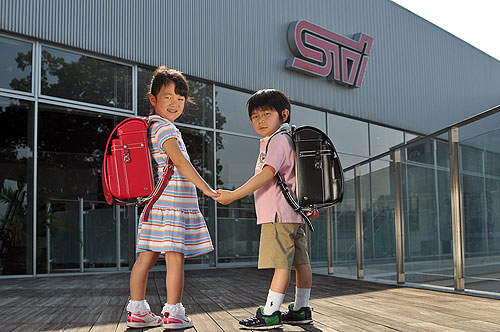 把拔開速霸陸～小朋友就背STi的書包去上學吧！(誤)