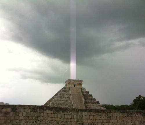 瑪雅金字塔拍到詭異光束？！外星人要回火星了嗎？