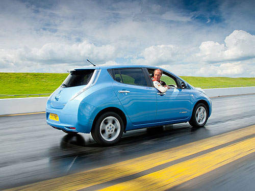 通通讓開～Nissan Leaf要用倒車創紀錄！(閃)