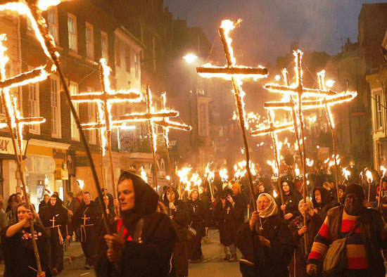 《蓋伊•福克斯之夜》充滿神秘氣氛的英國花火節 《蓋伊•福克斯之夜》充滿神秘氣氛的英國花火節