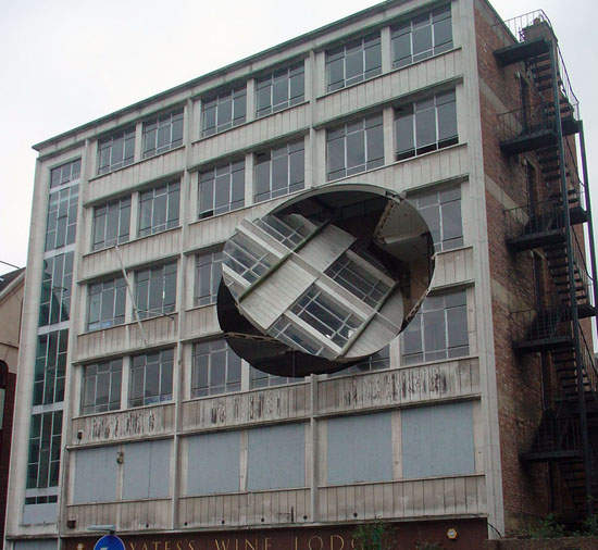 房子被人割了一個洞還轉轉轉?!到底怎麼回事? 房子被人割了一個洞還轉轉轉?!到底怎麼回事?