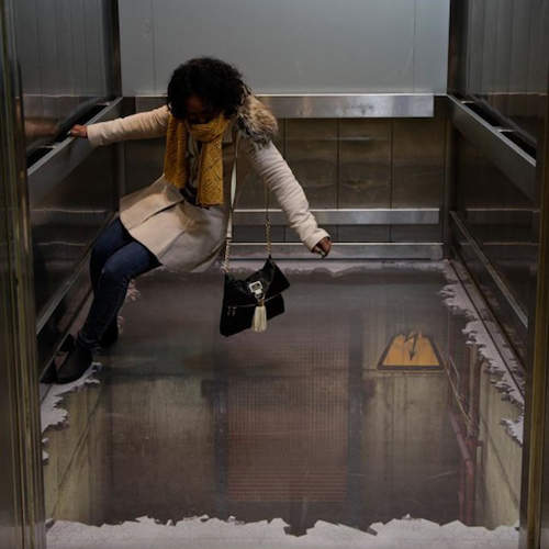 叫你不要在電梯裡跳 你看地板破洞了吧!(誤) 叫你不要在電梯裡跳 你看地板破洞了吧!(誤)