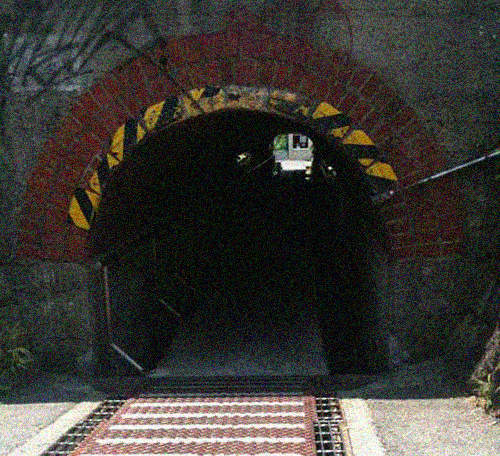 經過這條隧道一定要記得低頭！不然你會......