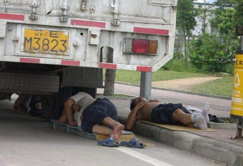 大陸人的《奇特睡姿》~可能...他們真的比較累吧? 大陸人的《奇特睡姿》~可能...他們真的比較累吧?