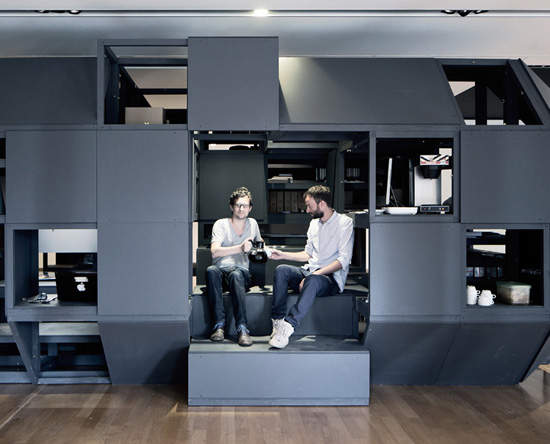 超有設計感的辦公空間～加班時也很方便(遠目)