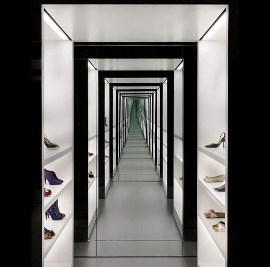 萬花筒鞋店 走進去會撞到牆吧? 萬花筒鞋店 走進去會撞到牆吧?