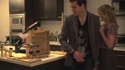 《把妹骨牌》回到家吊個衣服就有美酒音樂跟美女享用~ 《把妹骨牌》回到家吊個衣服就有美酒音樂跟美女享用~