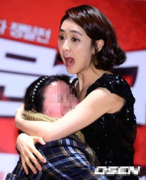 金玟廷《粉絲貼胸強抱事件》 嚇壞她了啦~ 金玟廷《粉絲貼胸強抱事件》 嚇壞她了啦~