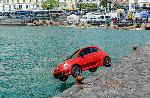 為什麼可愛的Fiat 500開著開著會往海裡去呢?(丟救生圈) 為什麼可愛的Fiat 500開著開著會往海裡去呢?(丟救生圈)
