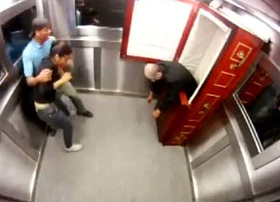 巴西整人電梯  以後在電梯看到鬼要淡定ˊ_>ˋ 巴西整人電梯  以後在電梯看到鬼要淡定ˊ_>ˋ