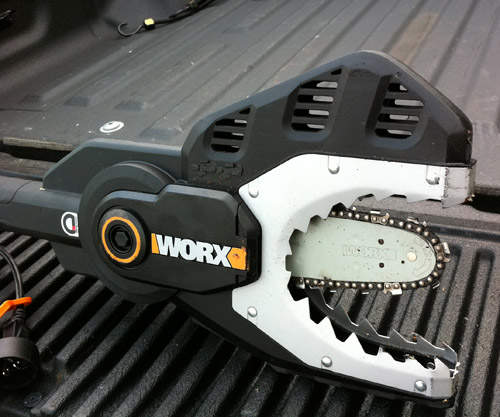 虎口電鋸 除了用來修剪樹枝以外，也是世紀末斬殺殭屍的犀利武器