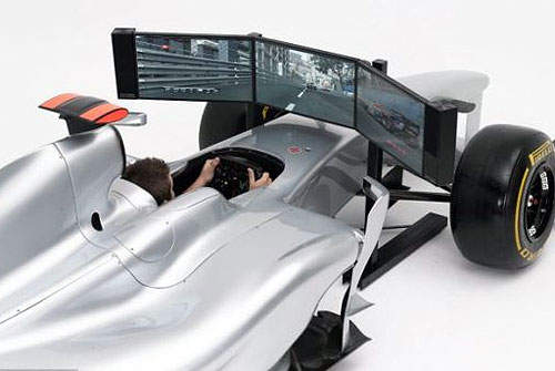 超逼真《F1賽車遊戲機台》就差個RQ幫忙撐傘遞水了~ 超逼真《F1賽車遊戲機台》就差個RQ幫忙撐傘遞水了~