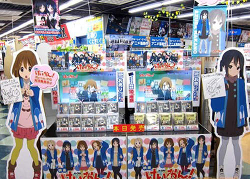 《K-ON!輕音部劇場版》BD/DVD發售旋風~整個秋葉原都是滿滿的輕音少女呀! 《K-ON!輕音部劇場版》BD/DVD發售旋風~整個秋葉原都是滿滿的輕音少女呀!